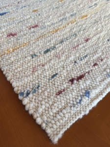 Teppichweberei Noswitz, Schafwollteppich Teppichgrundfarbe naturweiß 119 mit verlaufenden Farbnoppen