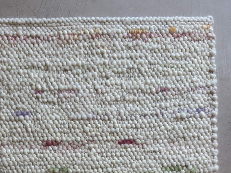 Schafwollteppich in Naturweiß mit verlaufenden Farbnoppen in Pastell