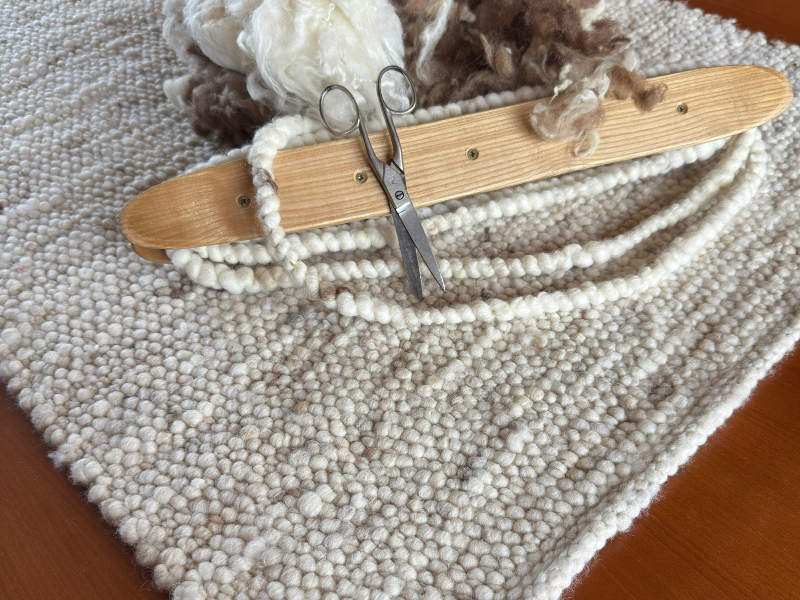 Schafwollteppich in Beige Braun und Naturweiß (Karakulwolle)