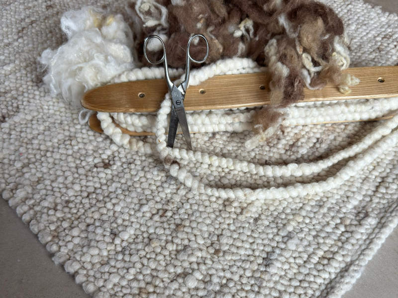 Schafwollteppich in Beige Braun und Naturweiß (Karakulwolle)