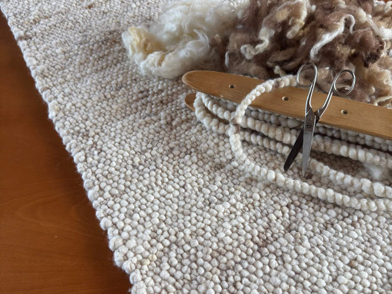 Schafwollteppich in Beige Braun und Naturweiß (Karakulwolle)