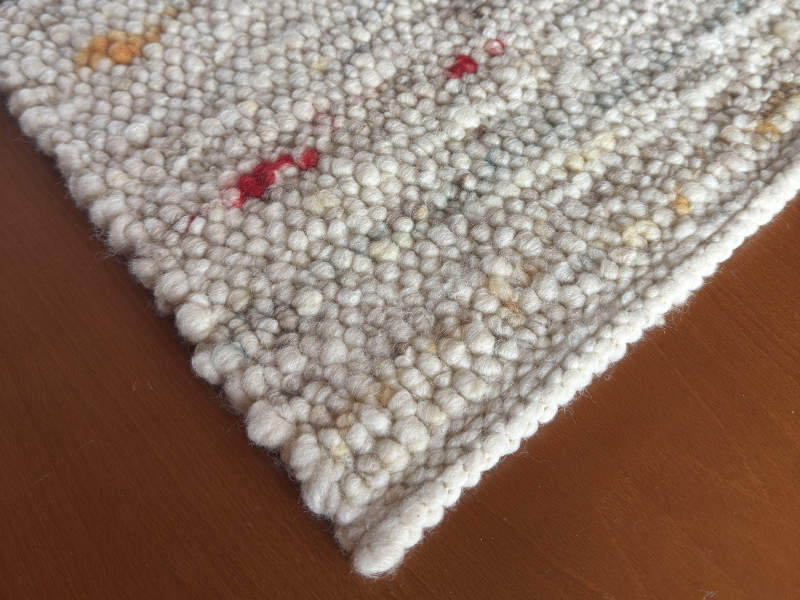 Schafwollteppich in Beige Braun und Naturweiß (Karakulwolle) mit verlaufenden Noppen in bunt