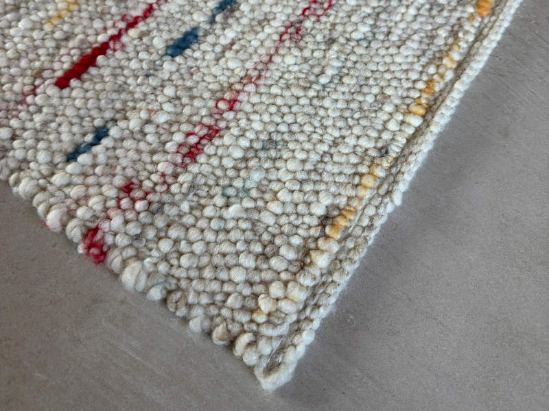 Schafwollteppich in Beige Braun und Naturweiß (Karakulwolle) mit verlaufenden Noppen in bunt