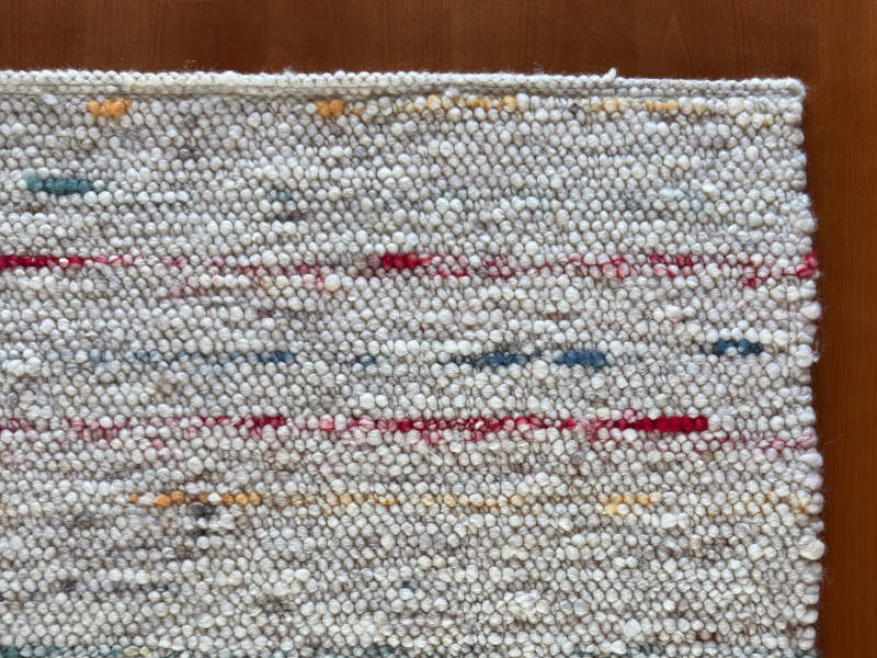 Schafwollteppich in Beige Braun und Naturweiß (Karakulwolle) mit verlaufenden Noppen in bunt