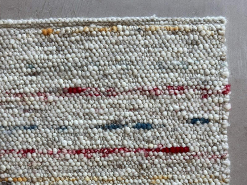 Schafwollteppich in Beige Braun und Naturweiß (Karakulwolle) mit verlaufenden Noppen in bunt
