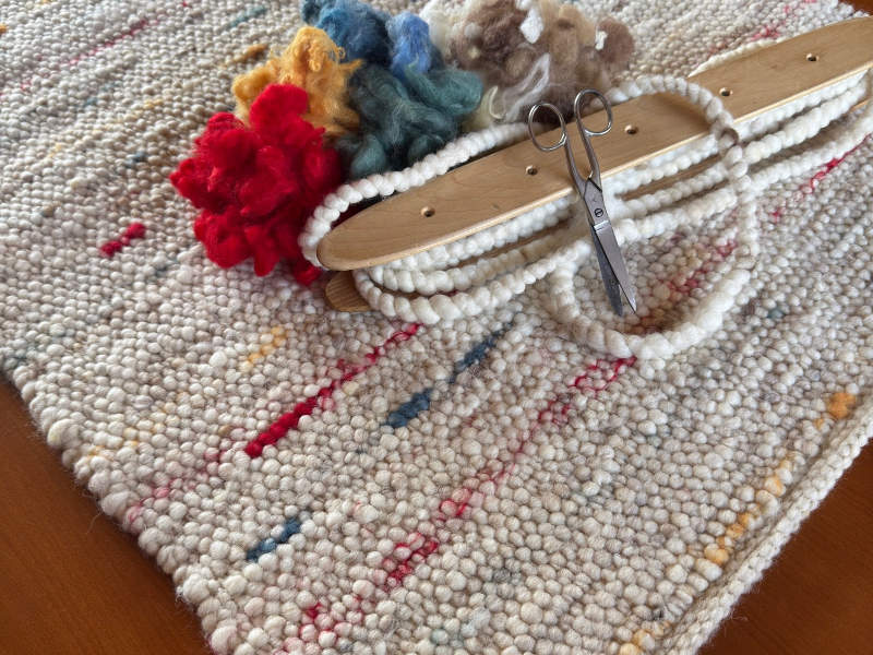 Schafwollteppich in Beige Braun und Naturweiß (Karakulwolle) mit verlaufenden Noppen in bunt