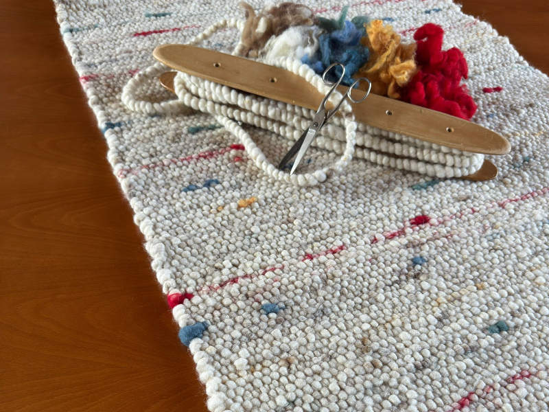 Schafwollteppich in Beige Braun und Naturweiß (Karakulwolle) mit verlaufenden Noppen in bunt