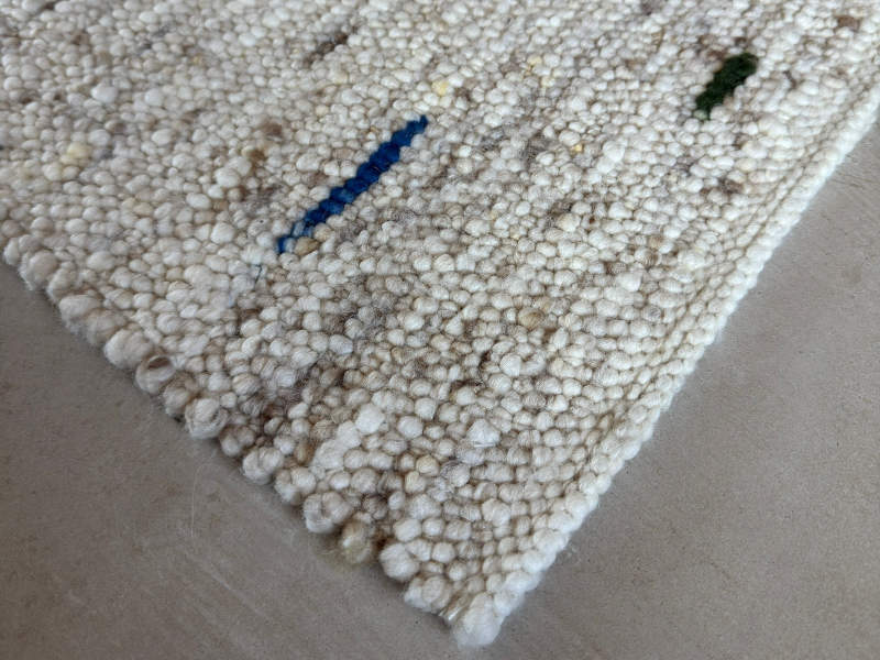 Schafwollteppich in Beige Braun und Naturweiß (Karakulwolle) mit punktartigen Noppen in kräftigen Bunt