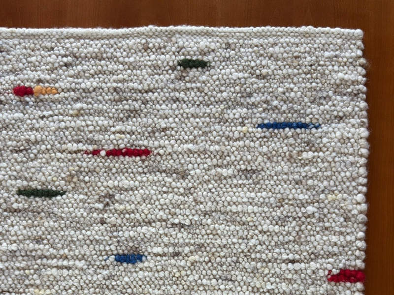 Schafwollteppich in Beige Braun und Naturweiß (Karakulwolle) mit punktartigen Noppen in kräftigen Bunt