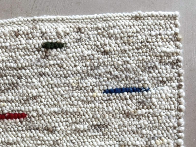 Schafwollteppich in Beige Braun und Naturweiß (Karakulwolle) mit punktartigen Noppen in kräftigen Bunt