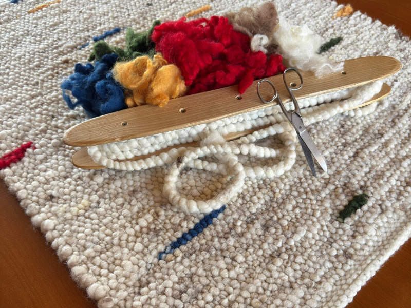 Schafwollteppich in Beige Braun und Naturweiß (Karakulwolle) mit punktartigen Noppen in kräftigen Bunt