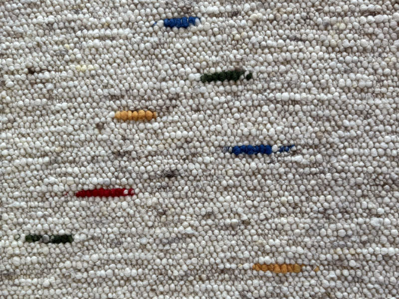 Schafwollteppich in Beige Braun und Naturweiß (Karakulwolle) mit punktartigen Noppen in kräftigen Bunt