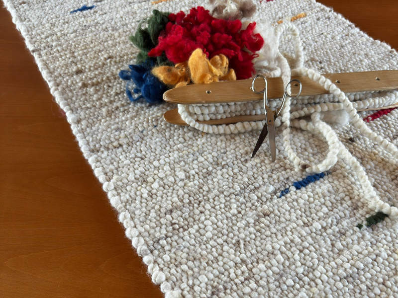 Schafwollteppich in Beige Braun und Naturweiß (Karakulwolle) mit punktartigen Noppen in kräftigen Bunt