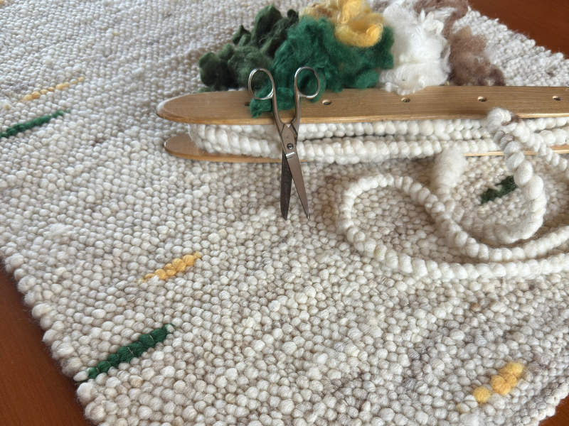 Schafwollteppich in Beige Braun hell (Karakulwolle)mit punktartigen Noppen in bunt