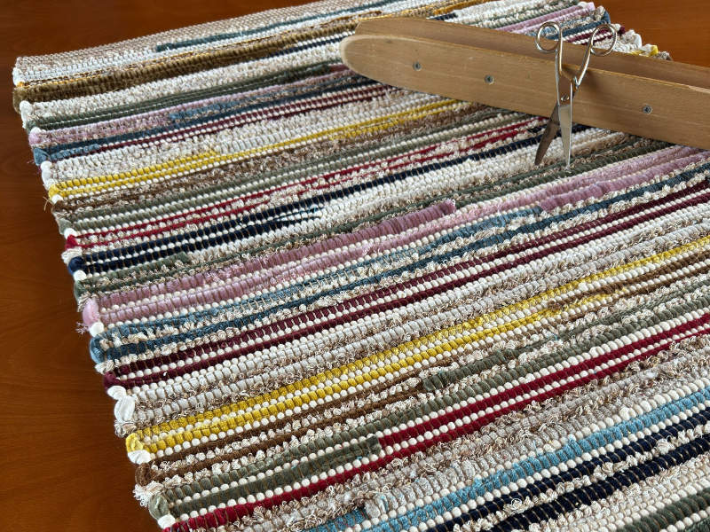Fleckerlteppich fest verwebt mit Möbelstoffen und Baumwollkräusel