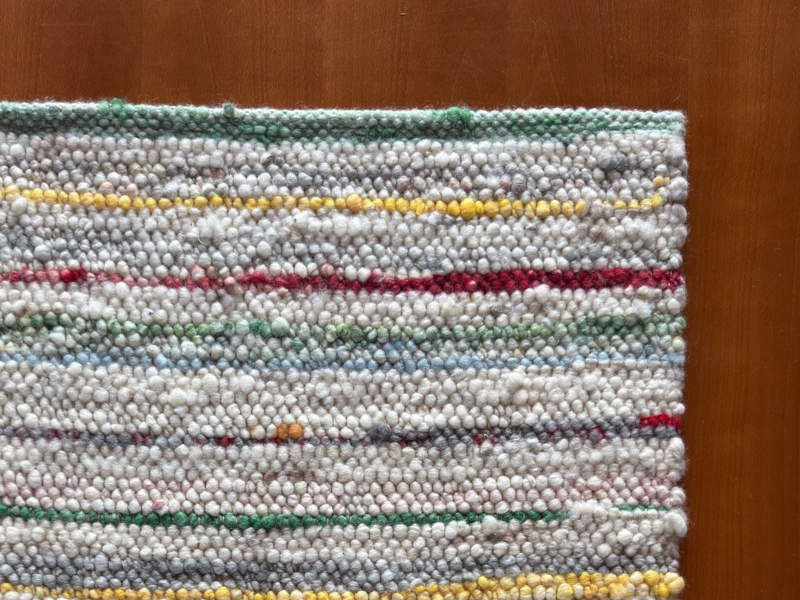 Schafwollteppich in Stil eines Fleckerlteppichs in dünnen Streifen